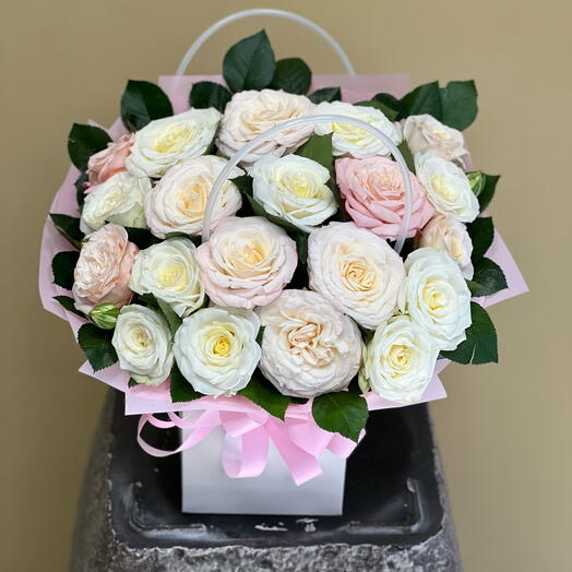 Цветы в коробке: розы кустовые 🥰