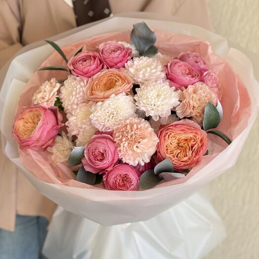 Пионовидные и кустовые розы, диантусы, хризантема сочный букет 🌸