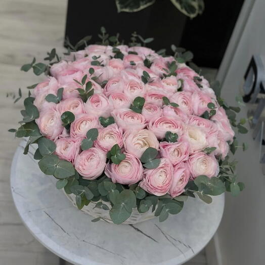 Корзина с ранункулюсами