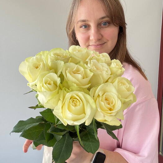 11 белых роз 50 см с лентой атласной
