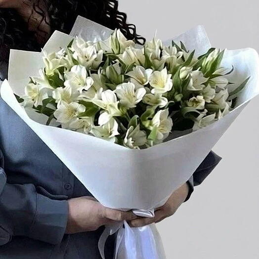 Букет с белой альстромерией