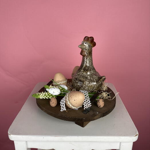 Пасхальная композиция на деревянном подносе