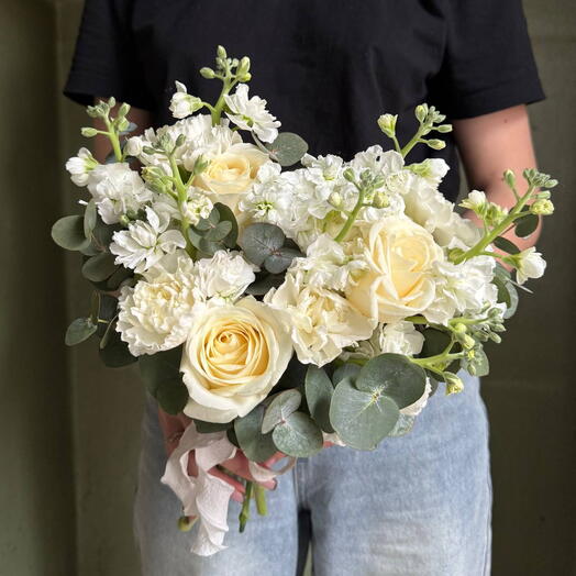 Букет невесты: белые розы и кустовая маттиола Н25