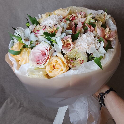 Розы разные с альстромерией и диантусами
