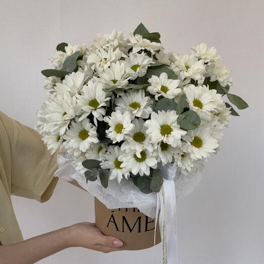 Композиция с ромашковыми хризантемами и эвкалиптом