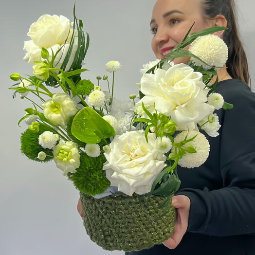 Весенняя композиция с антуриумом, французскими розами и ранункулюсами баттерфлай
