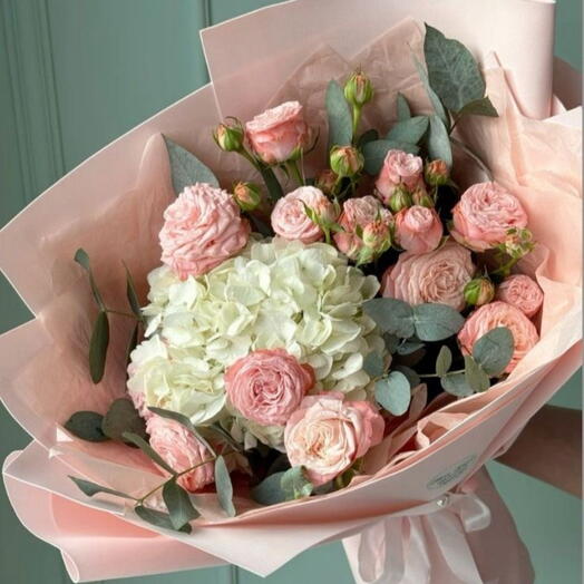 Букет с гортензией и кустовыми розами в нежной упаковке🌸