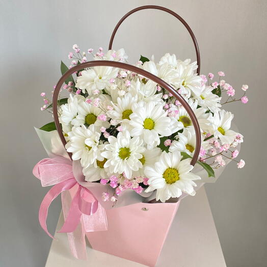 Композиция с ромашками и гипсофилой🌸🤍