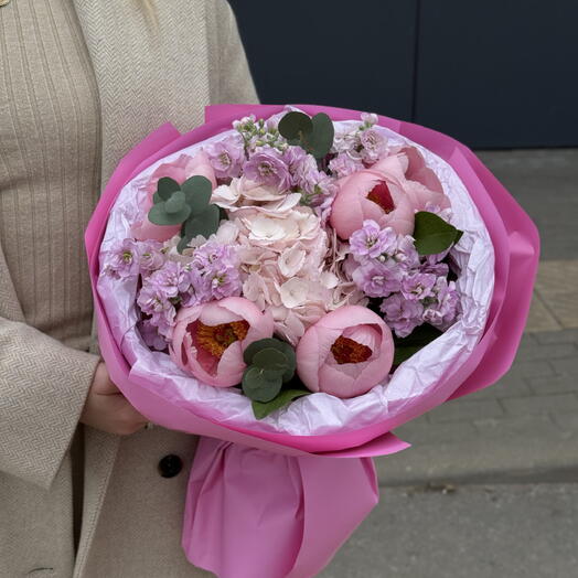 Букет с пионами и гортензией