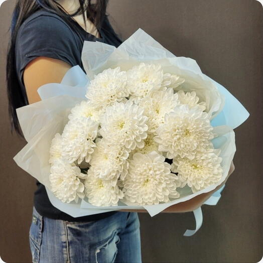 Bouquet of white bush chrysanthemums