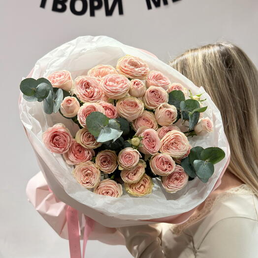 Букет из пионовидных кустовых роз Свит Жизель