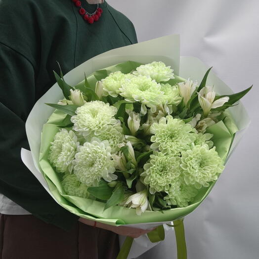 Букет цветов из кустовой хризантемы и альстромерии Зелёное яблочко💚