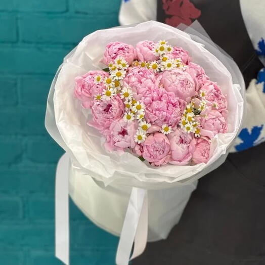 Букет из 15 пионов и ромашки