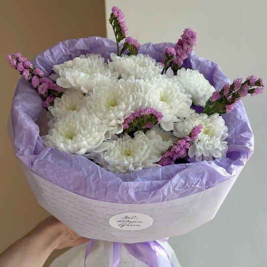 Яркий букет из хризантем и статицы