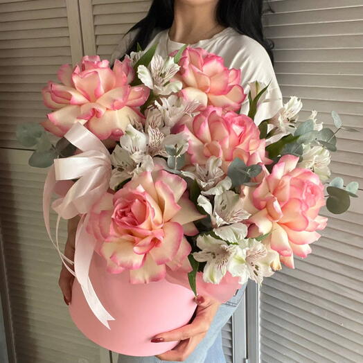 Ажурные розы и альстромерии в коробке