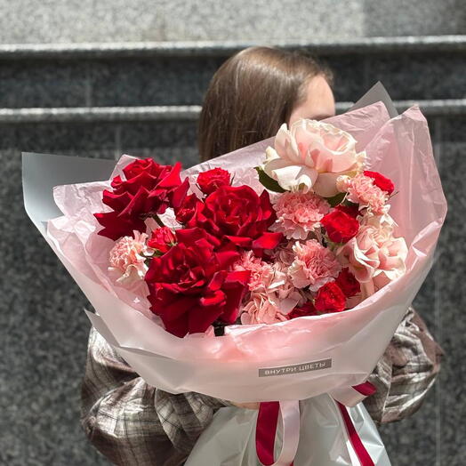 Букет Красный закат в розовом саду