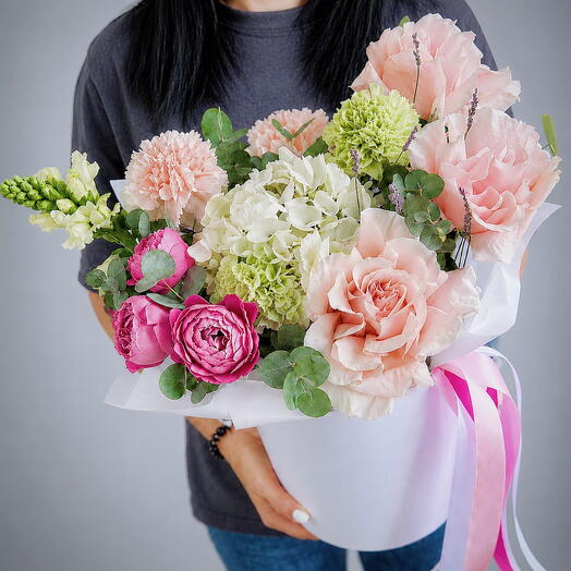 FRENCH PEONY BOX: Ароматная коробка с французскими розами, пионовидными розами, гортензией, лавандой и эвкалиптом