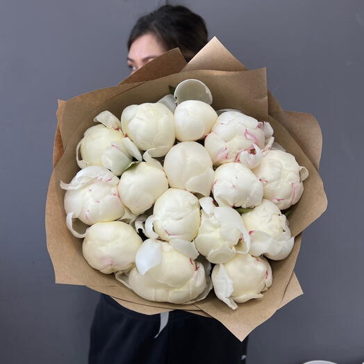 15 Белые пионы в крафтовой упаковке 0006 (peony) 🤍