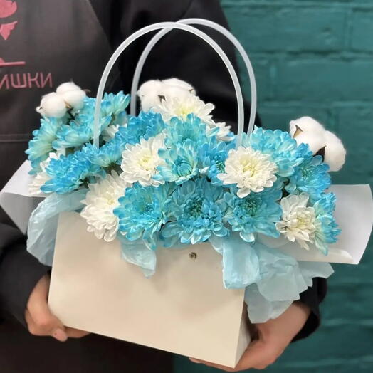 Композиция из голубых и белых хризантем