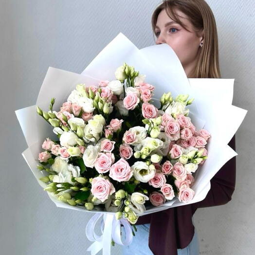 Объемный букет с белой эустомой и розовой кустовой розой, арт 16 Flower Perfect