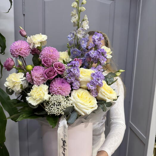 Композиция с георгинами и дельфиниум
