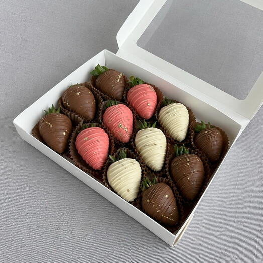 Signature Chocolate Strawberry Gift Box (12 pcs)