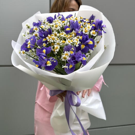Букет «Лето в каждом лепестке 🌼💖»из ирисов и ромашек 🎀