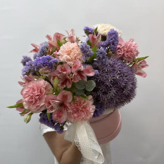 Коробочка с алиумом и стойкой альстромерией 🌸