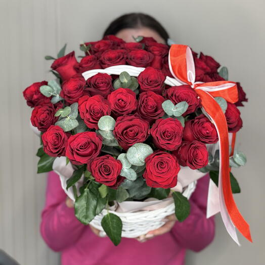 Корзина из 35 красных роз