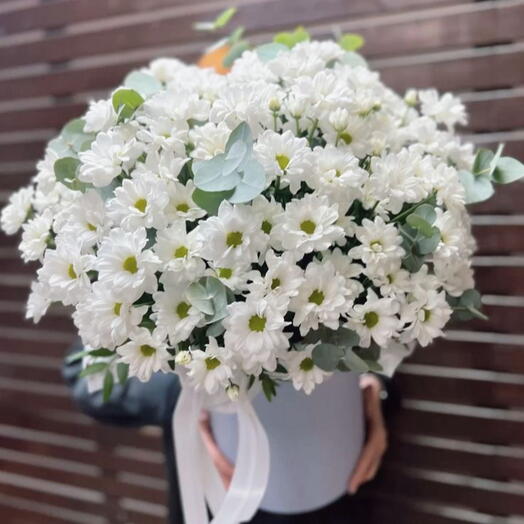 Коробка с ромашками и эвкалиптом