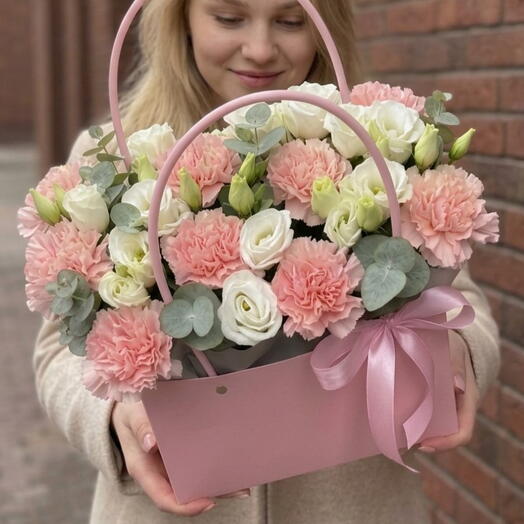Композиция в сумочке с эустомой, дианутсами и эвкалиптом🌸
