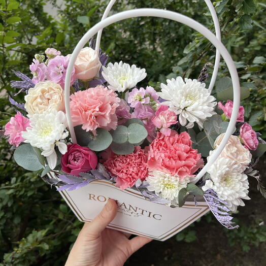 Композиция капучино: Маттиола, хризантема, диантус, Роза кустовая