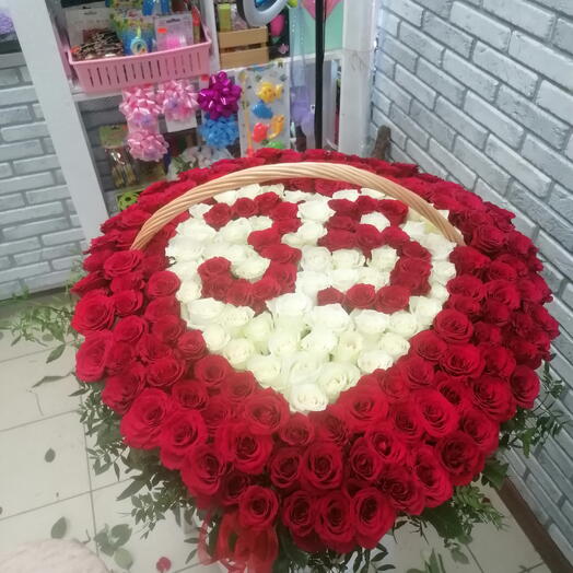 Сердце из роз в корзине