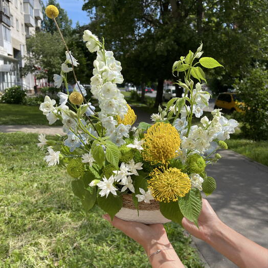 Экзотик-композиция с дельфиниумом и леукоспермумом