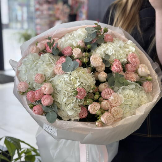 Сборный букет из гортензии и кустовой розы