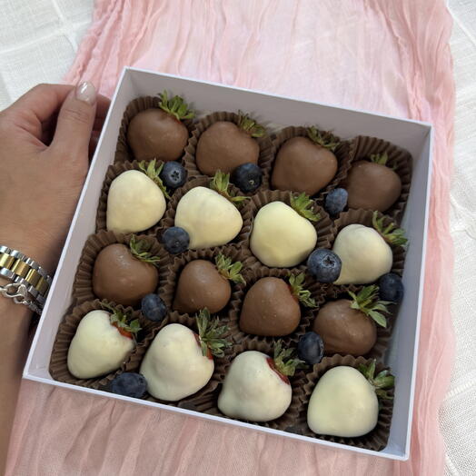 «Клубника в шоколаде PREMIUM: молочный и белый Callebaut + свежая голубика»🫐🍓🍫16 шт