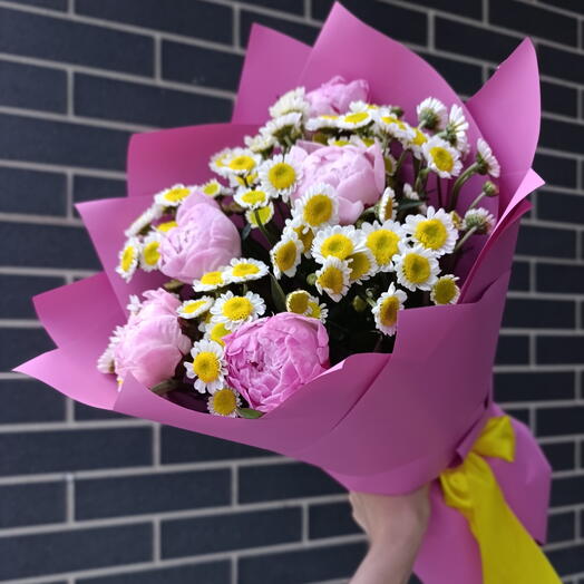 Букет с сезонными пионами и сантини 🌼