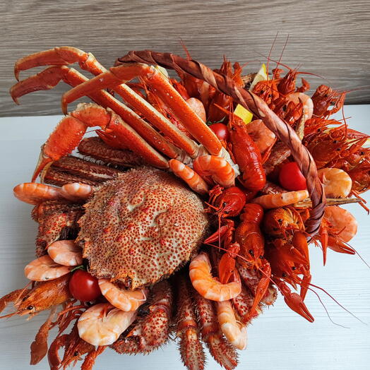 Корзина с морепродуктами "Крабик Мини с клешней" подарок папе, мужу, любимому, брату, начальнику, родителям
