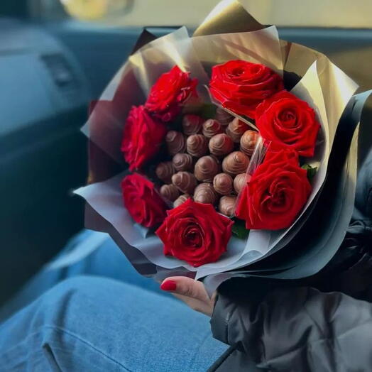 Гүлдері бар құлпынай букет "ChocoBliss"