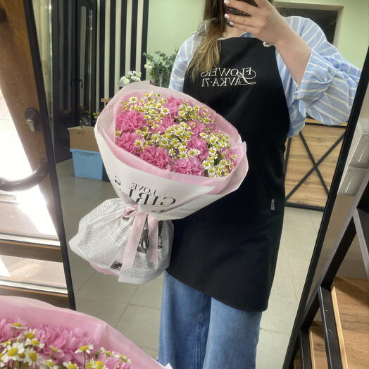 Букет из диантусов и ромашки