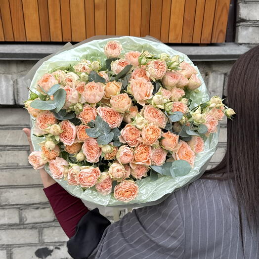 Монобукет из персиковых кустовых пион роз с эвкалиптом