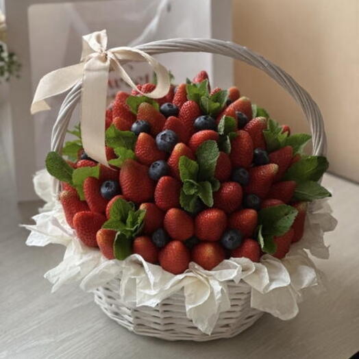 Корзина со свежей клубникой и голубикой