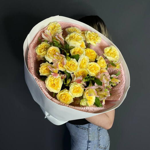 Букет с пионовидными розами и альстромерией