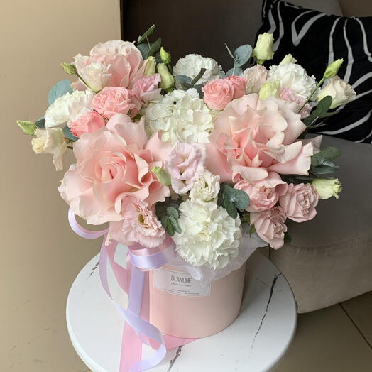 Композиция «Нежность» с кустовыми и французскими розами🌸