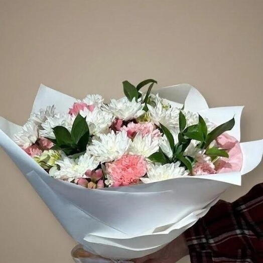 Букет с хризантемой, рускусом, гвоздикой, альстромерией