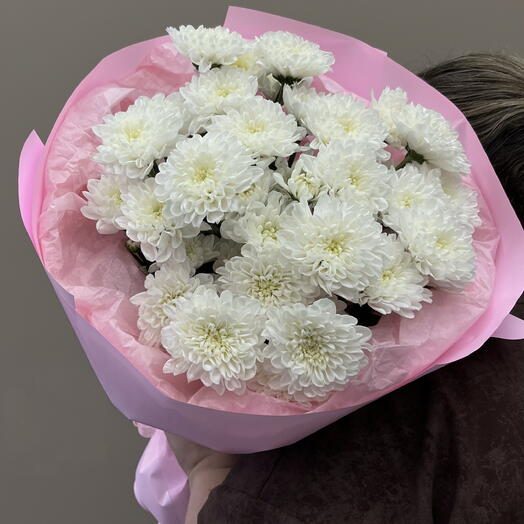 Букет из белых кустовых хризантем