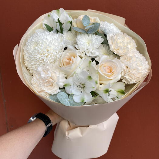 Букет из кремовых роз, альстромерии, диантусов