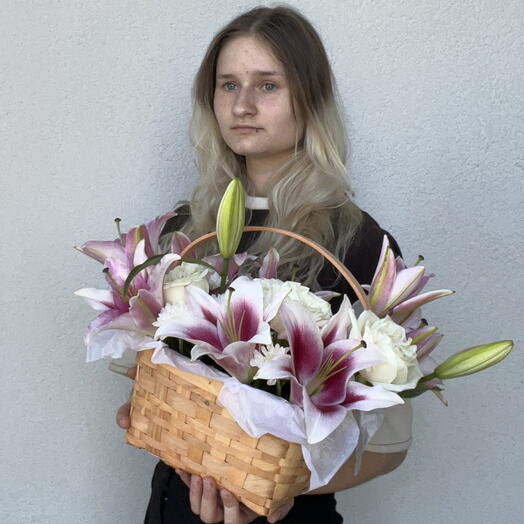 Нежная корзина с лилиями