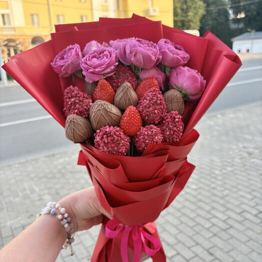 Букет клубника в шоколаде и розы