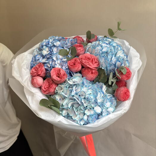 Букет из голубых гортензий и ярких пионовидных роз 🌸